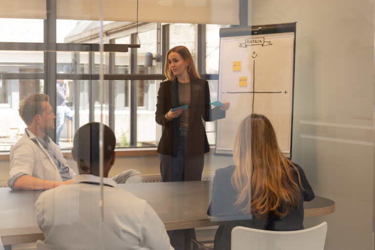 Zorgprofessionals brengen hun werkproces in kaart tijdens een lean training van Lean People